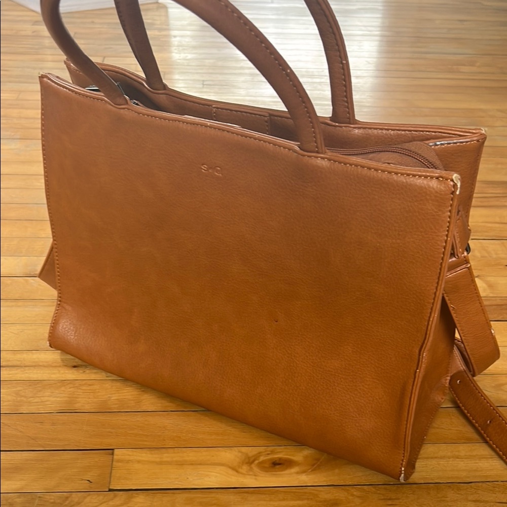 Classic Tan Leather Tote with Structured Design